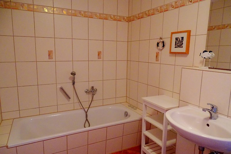 Badezimmer mit Badewanne und Fußbodenheizung