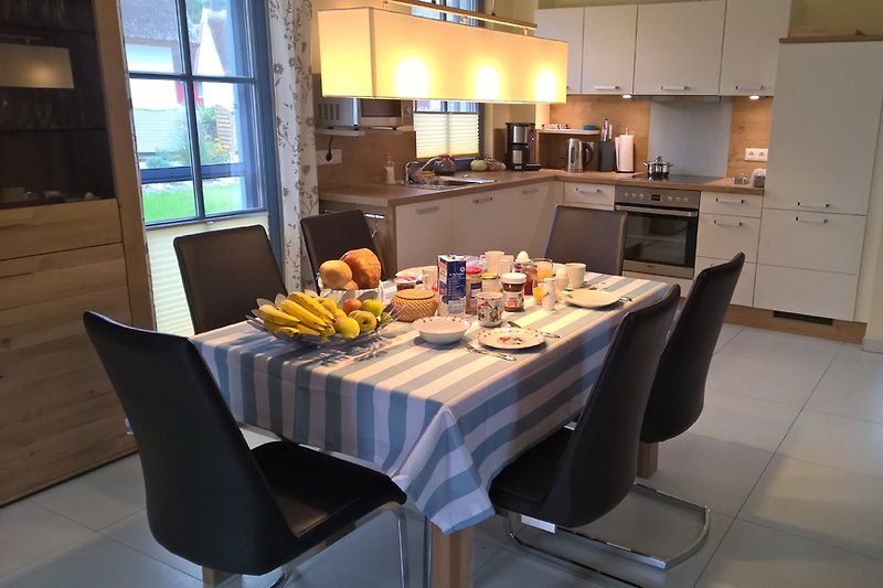 fully equipped kitchen & dining table for 6 people