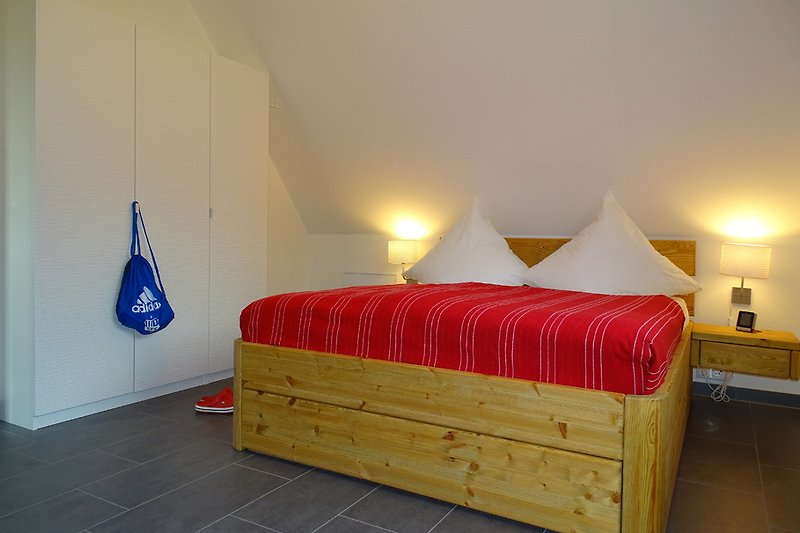 Podwójne łóżko z litego drewna i materace z pianki z pamięcią kształtu