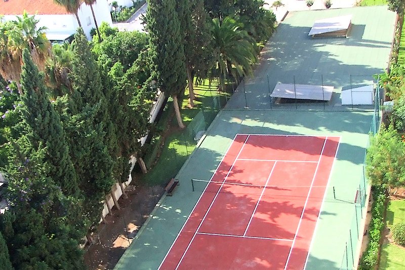 Tennisplatz vom Haus
