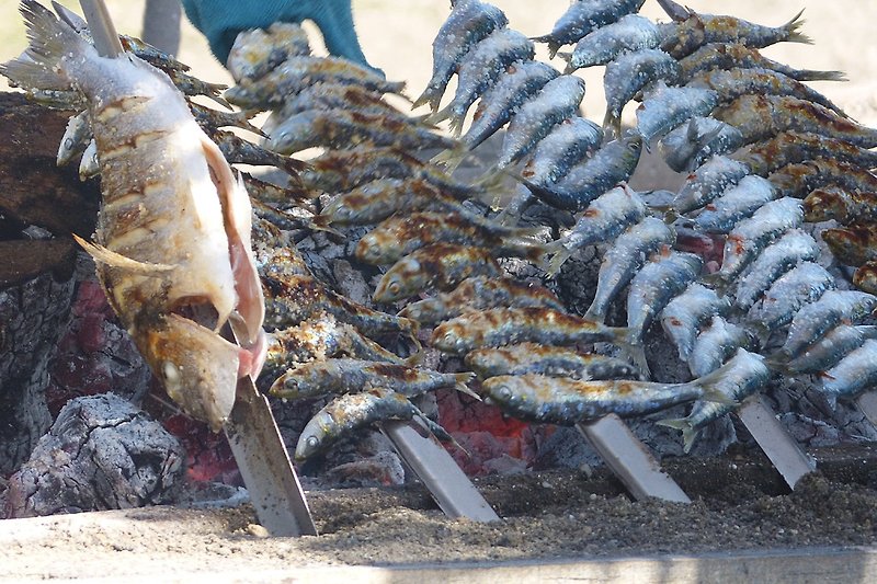 Leckere Fischspieße am Strand