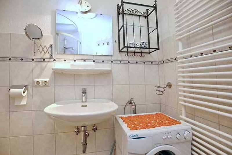 Duschbad mit Handtuchheizkörper und Waschmaschine