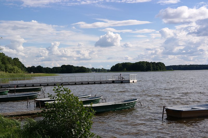 Muelle de barcos en el lago