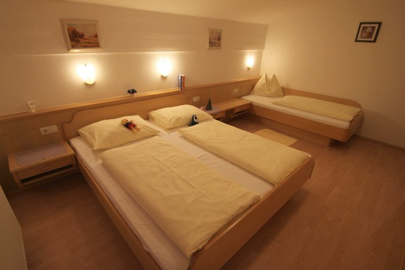 Einzelbetten, Doppelbetten, Dreibettzimmer, Babybetten, Handtücher und Bettwäsche inklusive