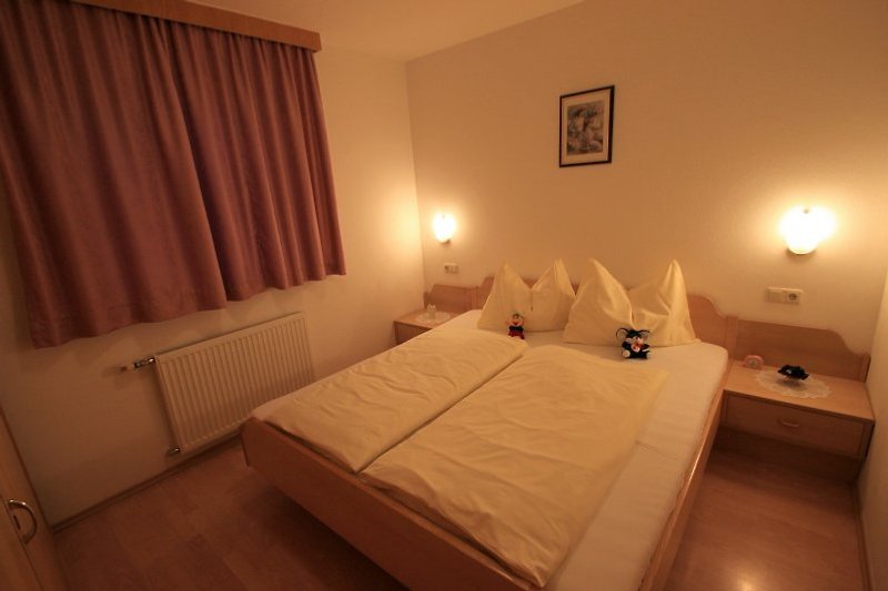 Typ A bis 4 Personen:1 Schlafzimmer mit Doppelbett und im Wohnbereich 1 bequeme Schlafcouch 2x2 m, Bettwäsche, Handtücher und Babybettchen inklusive.