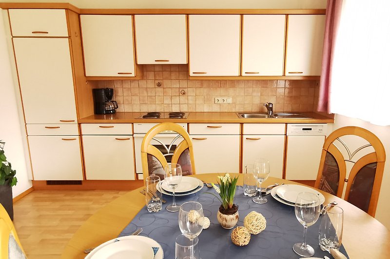 Moderne Küche mit stilvollen Möbeln und Küchengeräten.