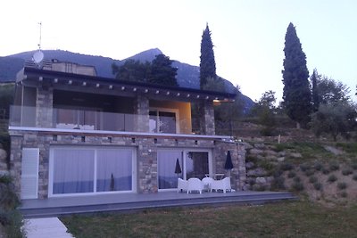 New villa overlooking lake and pool