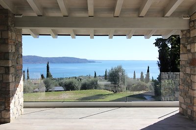 New villa overlooking lake and pool