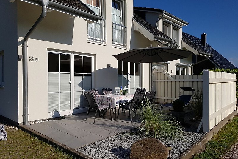 Gemütliches Haus mit Garten, Terrasse und Balkon im Vorort.