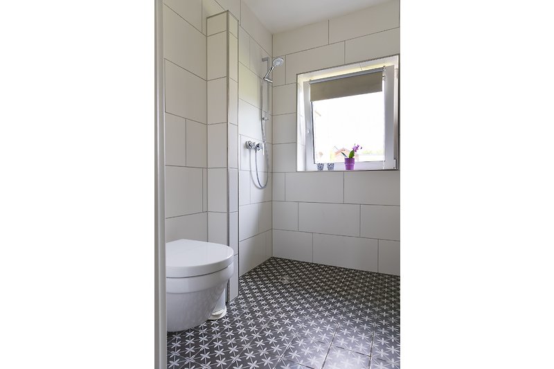 Modernes Badezimmer mit stilvollem Design und luxuriöser Dusche. Entspannen Sie sich und genießen Sie den Komfort.