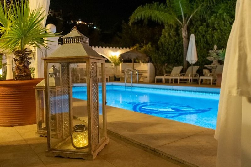 romantische  Abendstimmung am Pool unter Palmen ...