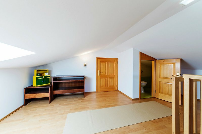 Holz, Möbel, Tür, Decke, Lampe - stilvolles Interieur!