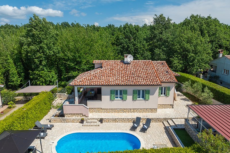 Charmantes Ferienhaus mit Pool, Garten und atemberaubender Aussicht.