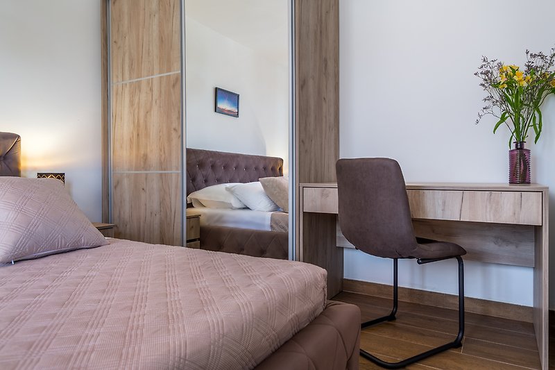 Stilvolles Schlafzimmer mit Holzmöbeln und elegantem Design.