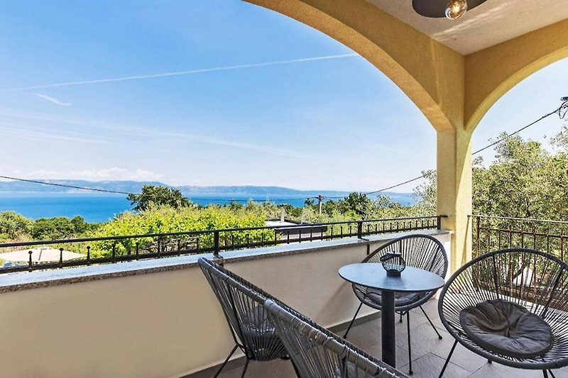 Balkon mit Meerblick, Outdoor-Möbel, Pflanzen - Entspannung am Wasser!