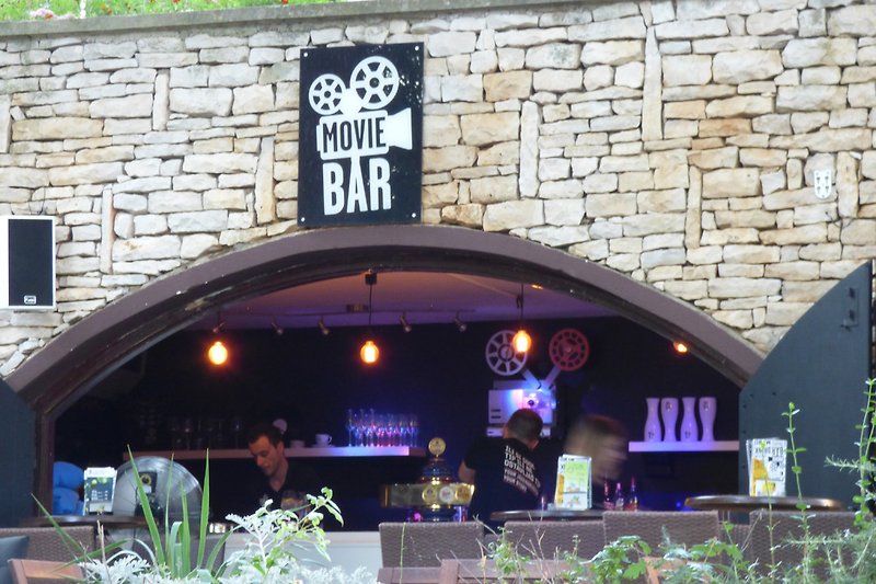 Die Bars befinden sich auch entlang der Promenade