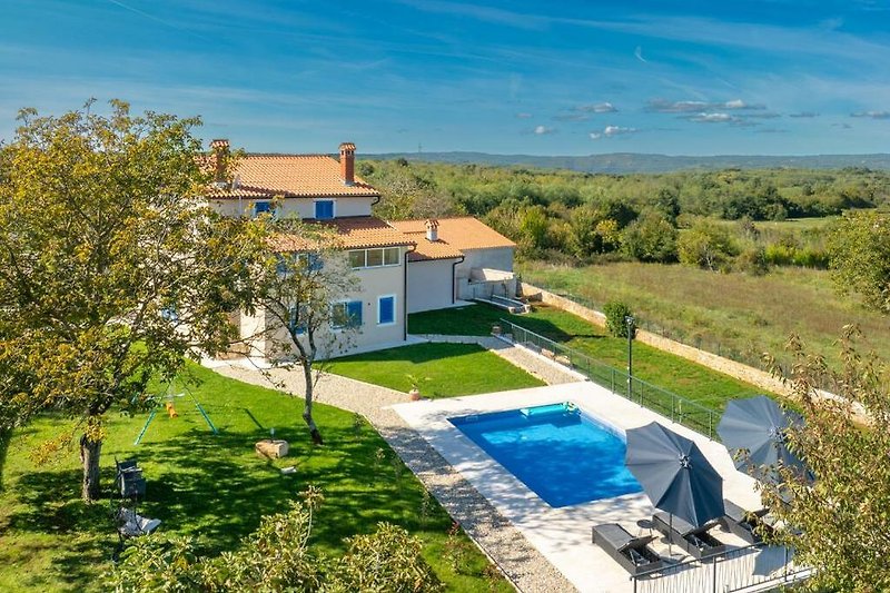 Villa mit Pool und Bauernhaus im malerischen Hinterland.