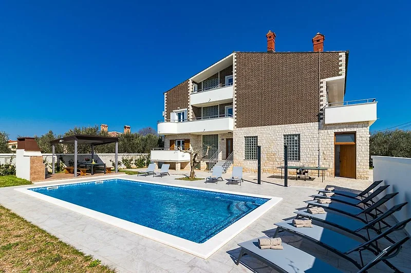 Luxuriöse Villa mit Pool und großzügigem Balkon.