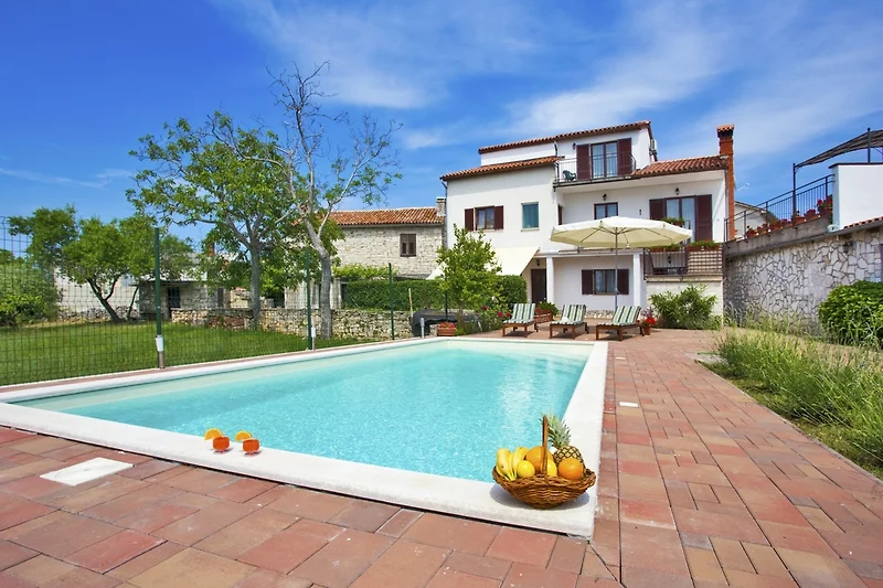 Entspannen Sie sich am Pool in unserer charmanten Hacienda.
