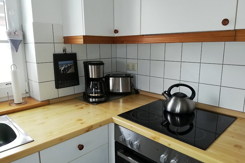 Küche mit Toaster, Senseo und Filterkaffeemaschine