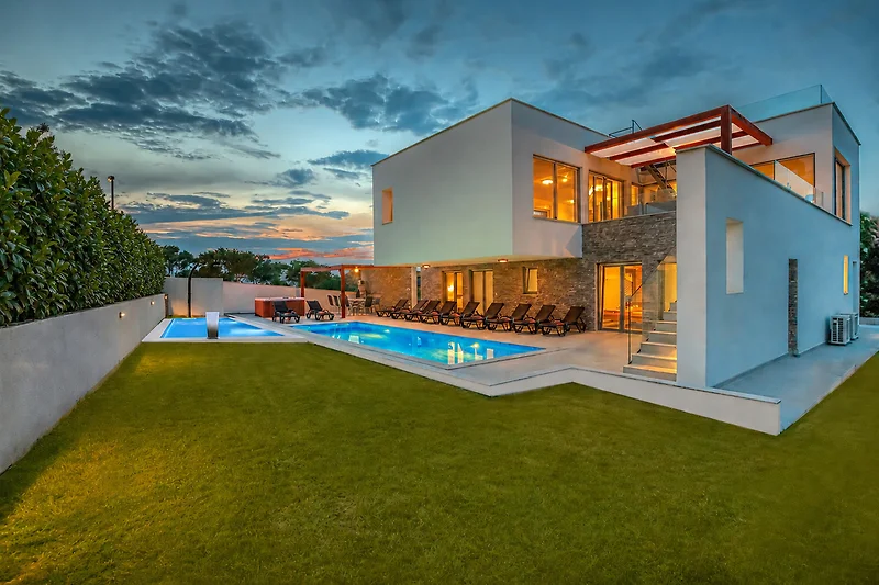 Villa mit Pool im Abendlicht