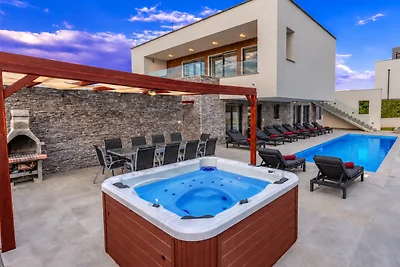 Leon's Holiday Homes - 2 Pools