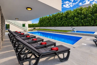 Leon's Holiday Homes - 2 Pools