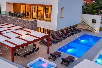 Leon's Holiday Homes - 2 Pools