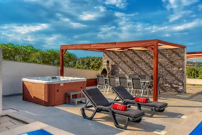Leon's Holiday Homes - 2 Pools