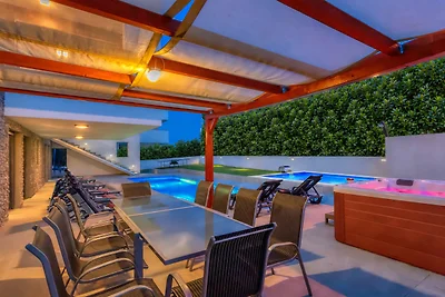 Leon's Holiday Homes - 2 Pools