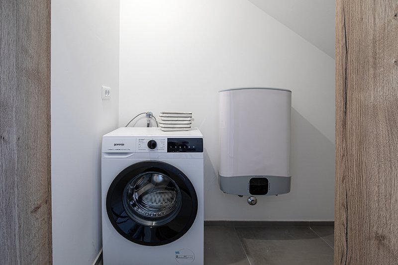 Moderne Wohnung mit Waschmaschine, Trockner und Wäschezimmer.