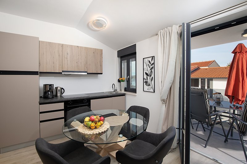 Moderne Wohnung mit stilvoller Einrichtung, Holzboden und gemütlichem Wohnzimmer.