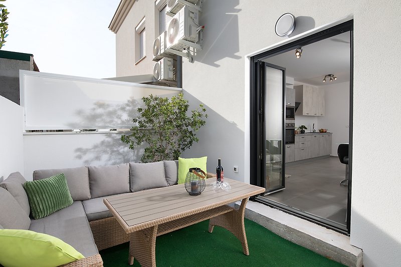 Moderne Wohnung mit stilvoller Einrichtung, hellem Licht und grünen Pflanzen.