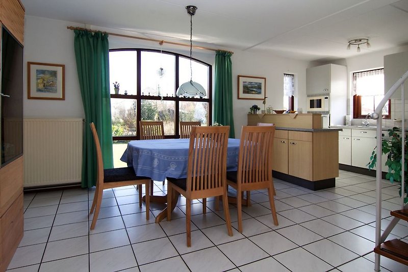Essbereich mit Tisch und 6 Stühlen, rechts: Küche