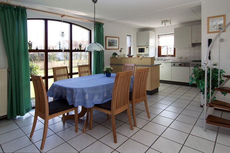Essbereich mit Tisch und 6 Stühlen, rechts: Küche