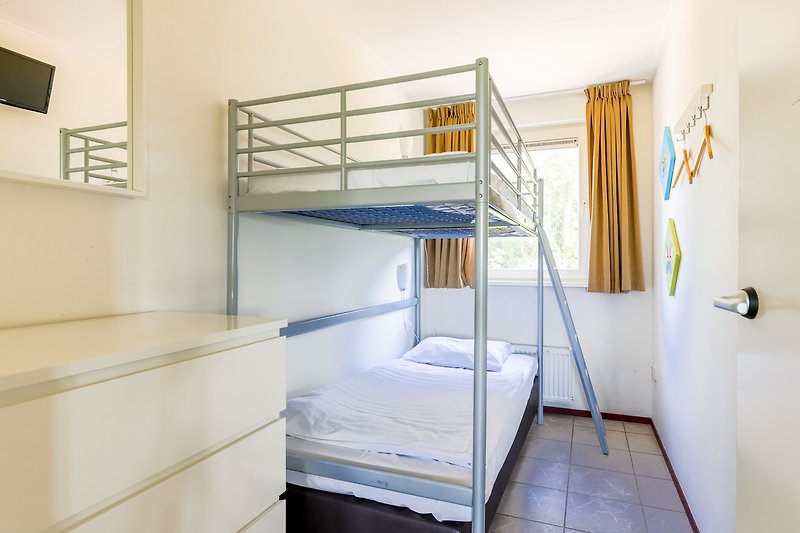Een comfortabele slaapkamer met stapelbedden