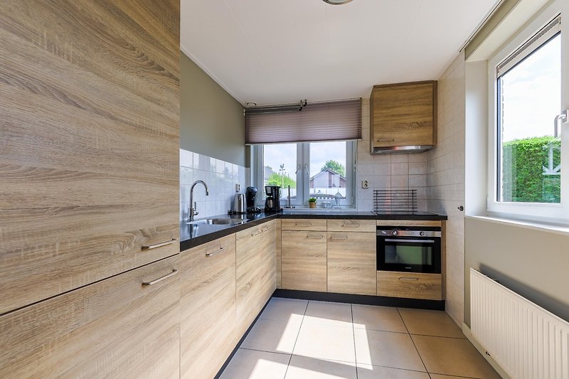 Eine moderne Küche mit Holzboden und stilvoller Einrichtung.