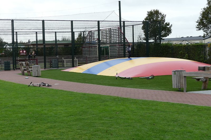 Hüpfkissen, im Hintergrund der Fußballplatz