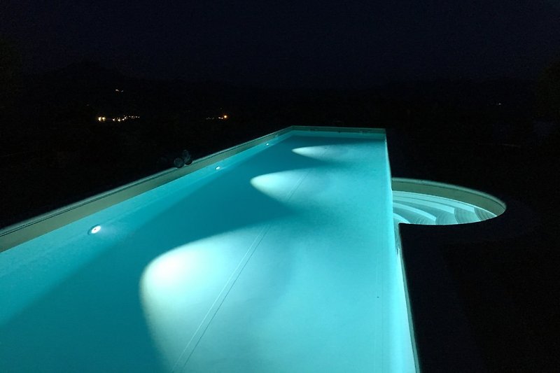 Pool bei Nacht