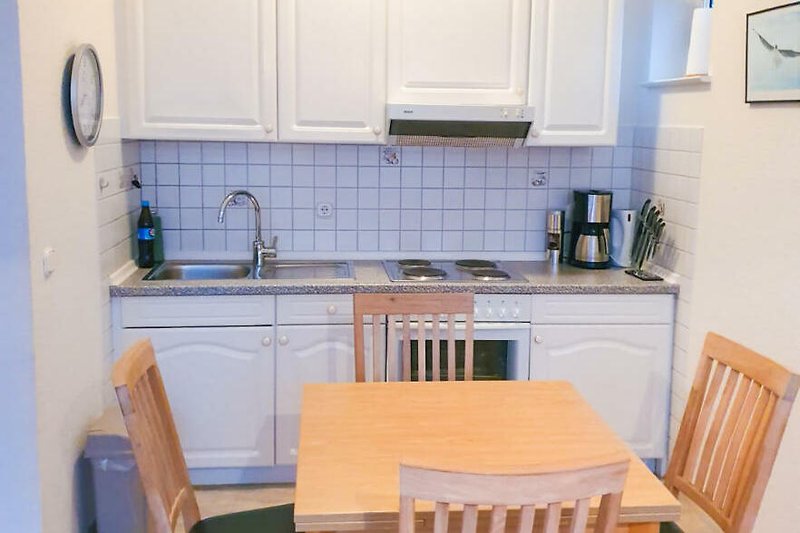Moderne Küche mit blauer Schrankwand, Holzoberflächen und Küchenspüle.