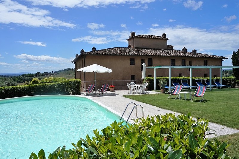 Piscina con prato per sdraiarsi, casa vacanze Firenze Chianti