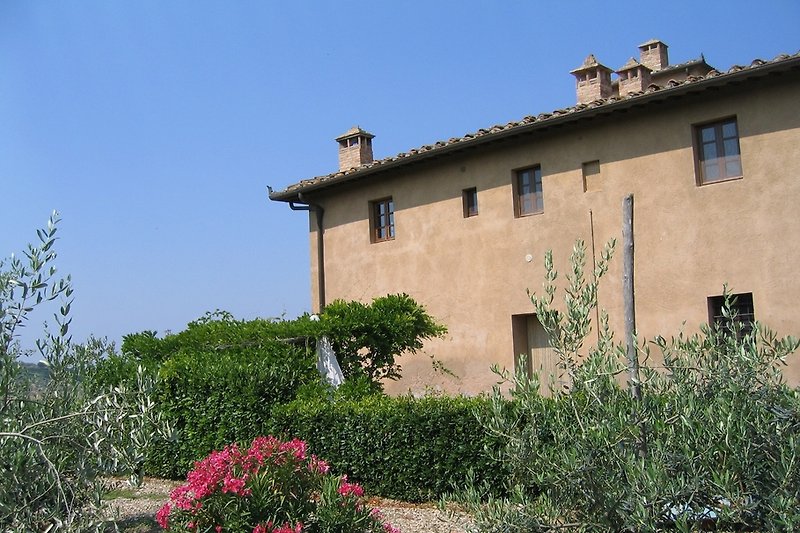Holidayhome in Tuscany entrance with pergola 