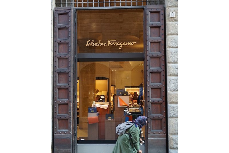 Poverty and luxury in Florence very close together