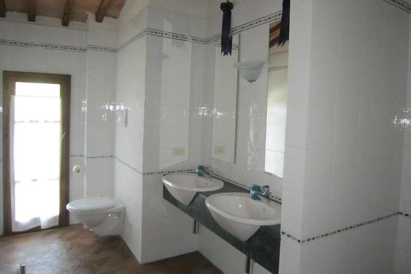 Holidayhome in Tuscany, shower, 2 sinks, WC, Ap.3, 1st
