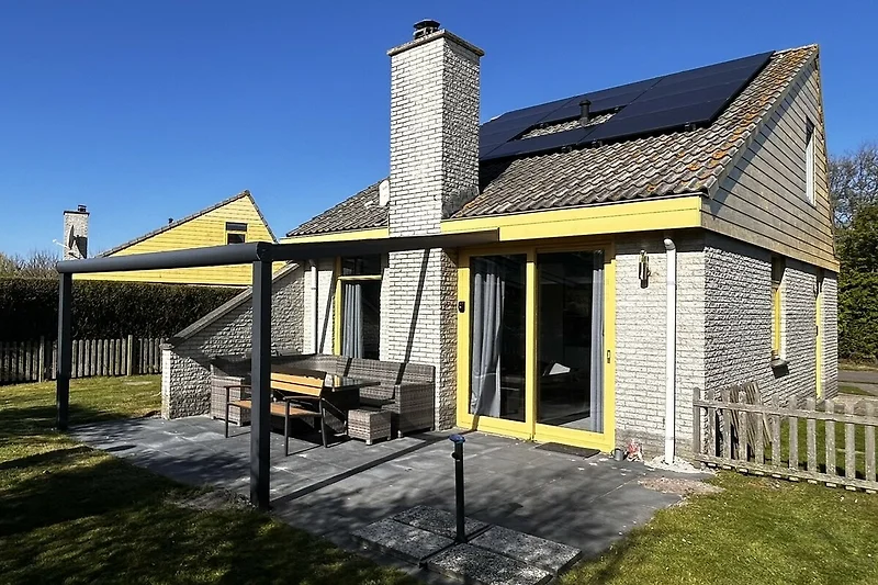 Uns schönes kleines Häuschen mit überdachter Terrasse