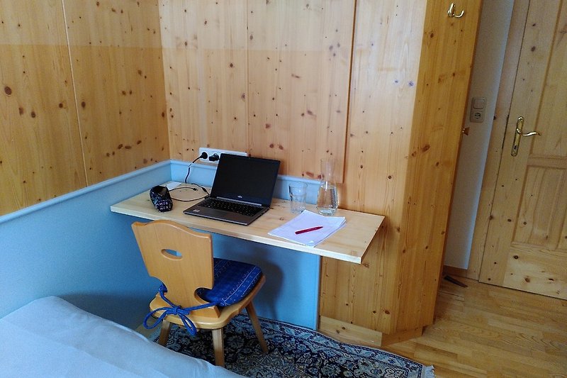 Homeoffice geeignet - klappbarer Schreibtisch und WLAN