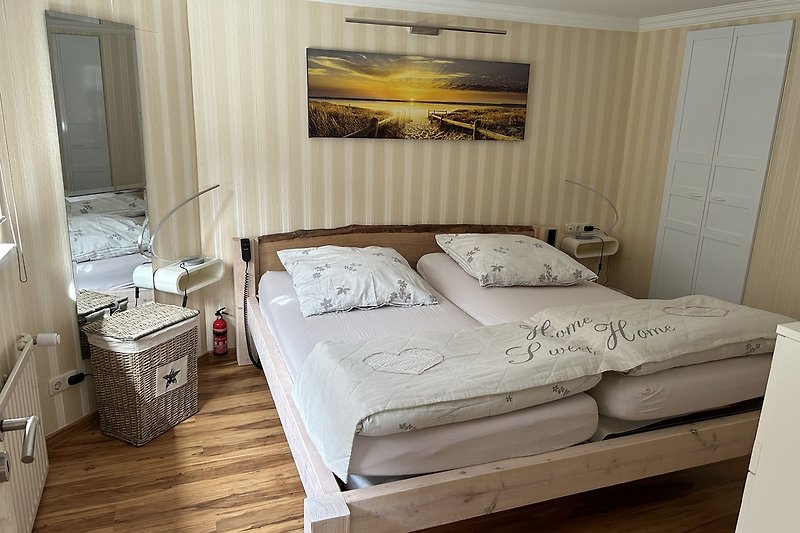 Schlafzimmer mit großem und gemütlichem Bett-elektrisch verstellbaren Lattenrosten