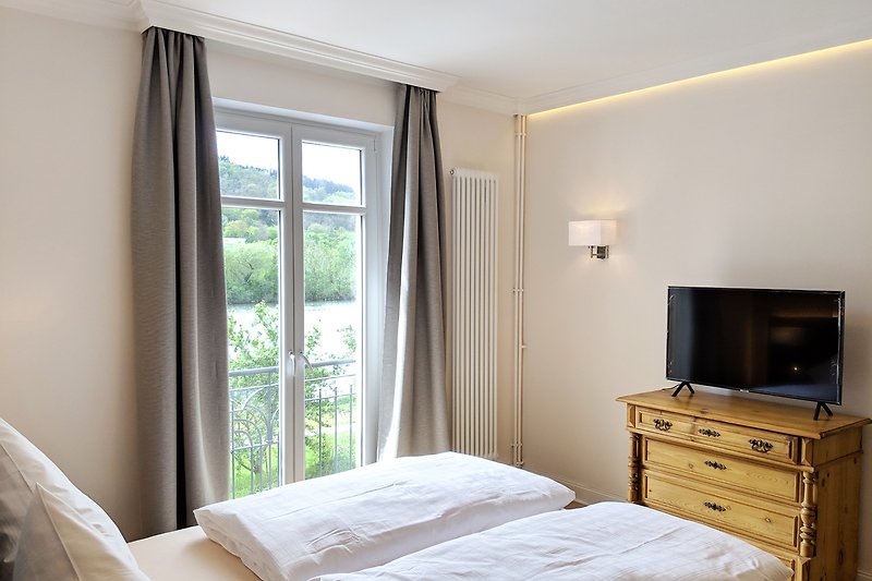 Schlafzimmer mit bequemem Bett, Sat-TV  und Blick auf die Mosel