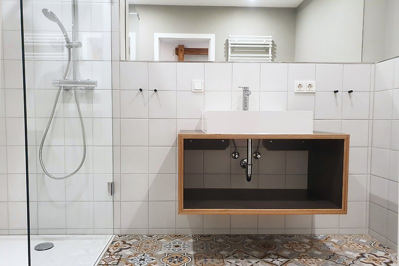 Modernes Bad mit Dusche, Waschbecken und Spiegel - Villa 3