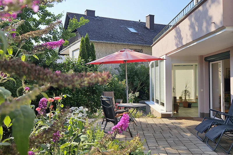 Erdgeschoss Ferienwohnung Rosenborn mit Terrasse und kleinem Garten